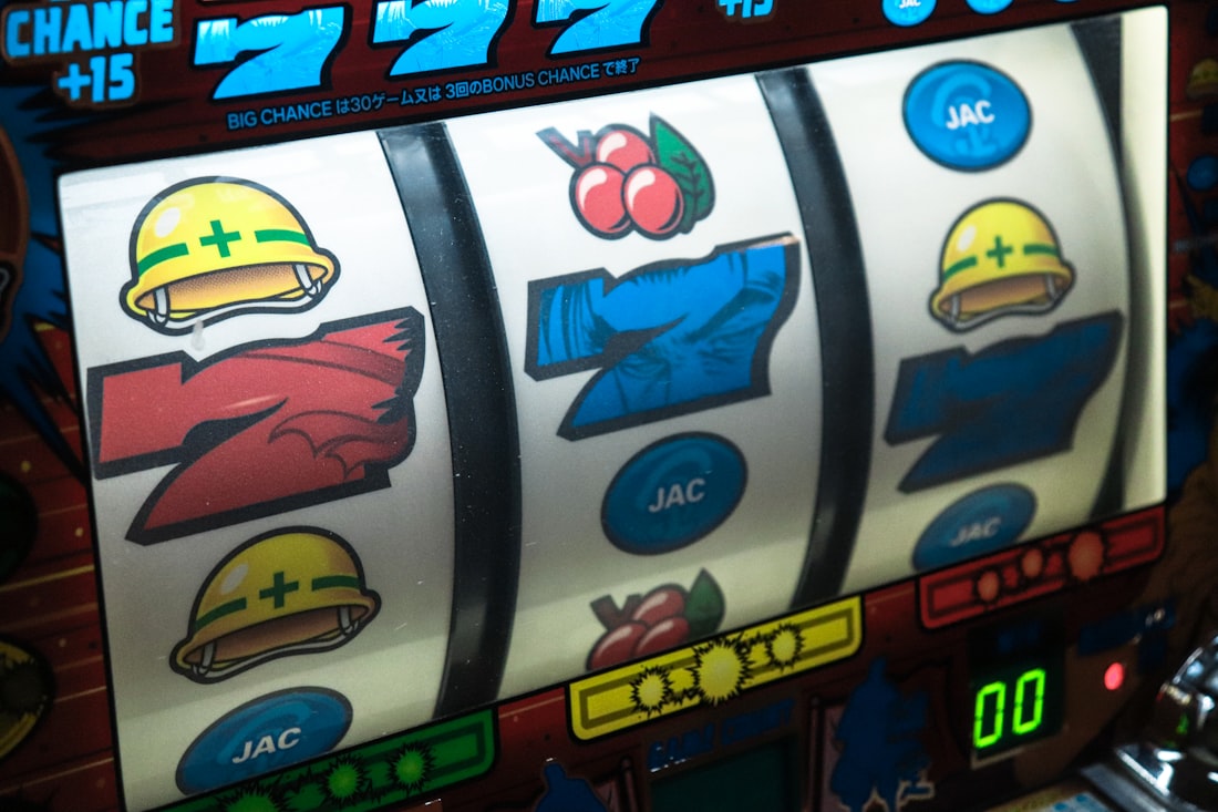Layar mesin slot dengan angka tujuh, melambangkan permainan yang menyenangkan