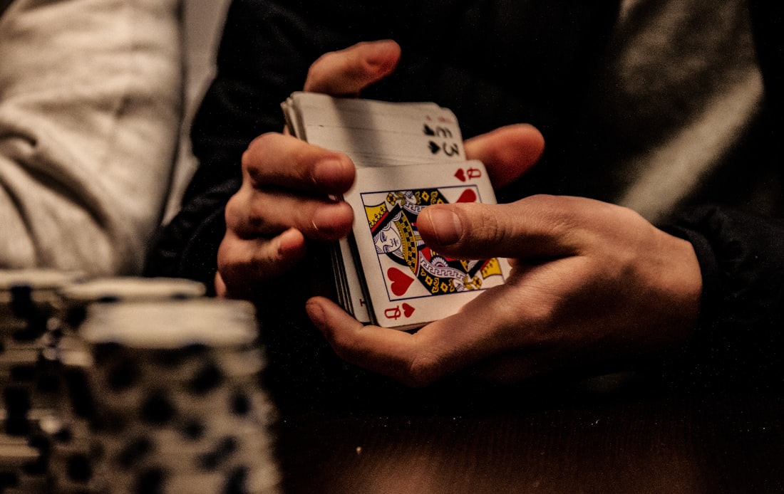 Kartu King of Spades tergeletak di atas meja poker hijau