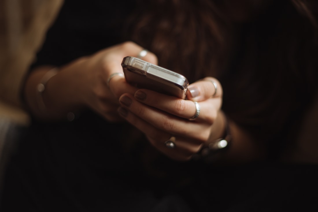 Seseorang memegang ponsel sambil menyelesaikan pembayaran digital