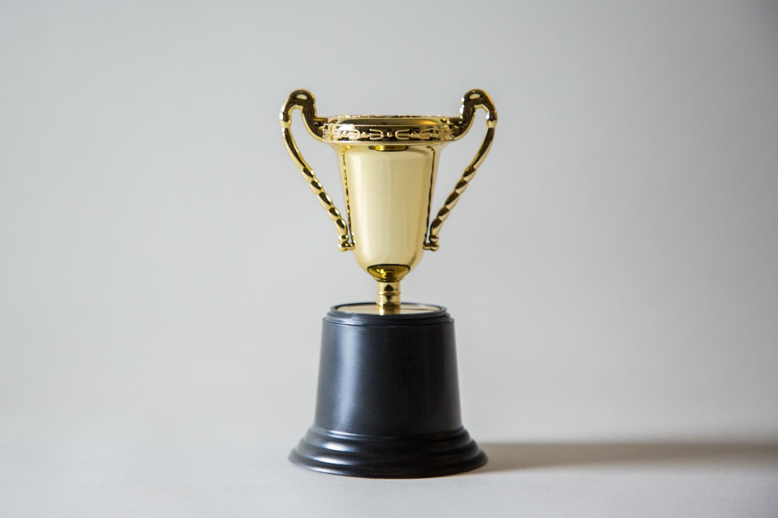 Piala emas sebagai simbol lomba slot akhir pekan